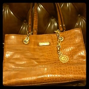 **CLOSING SOON** Beautiful Anne Klein handbag